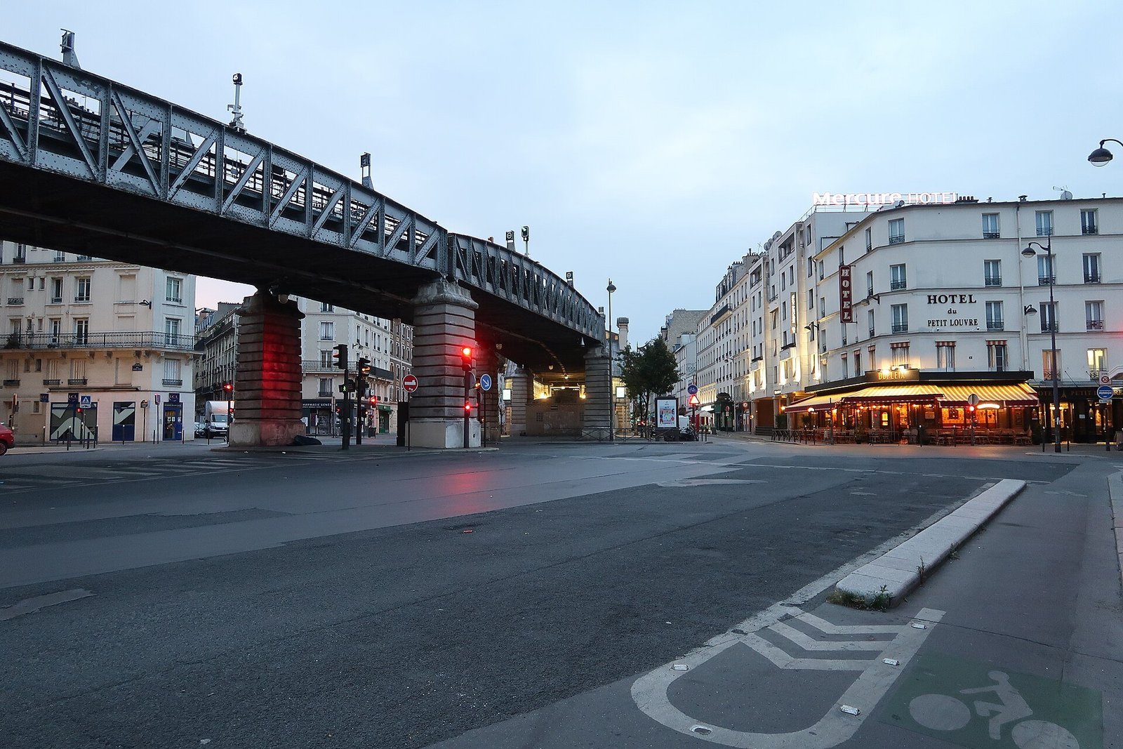 A line 6 train on the elevated metro viaduct over boulevard de Grenelle, near Dupleix station